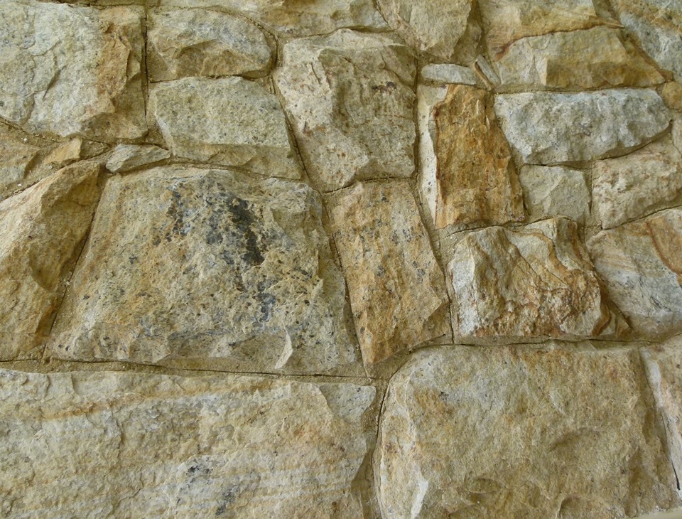 Pedras Decorativas: PEDRA MADEIRA BRUTA AMARELADA CORTE 15X15 ALMOFADADA